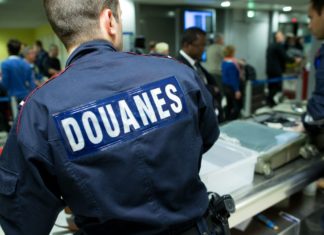 Paris : Deux agents du ministère des Affaires étrangères arrêtés avec 100 000 euros à l’aéroport international Roissy Charles De Gaulle