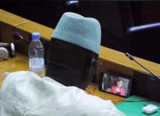 Assemblée : Un député regarde la série «Pod et Marichou» en plein marathon budgétaire