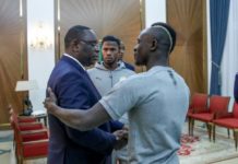 LONDRES : SADIO MANÉ PRÉSENTE SON «BALLON D’OR» À MACKY SALL