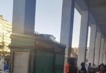 PLACE DE L’INDÉPENDANCE : LE DIRECTEUR MAROCAIN DE LA CBAO CHASSE UN MYTHIQUE VENDEUR DE JOURNAUX