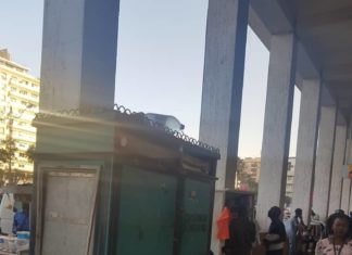 PLACE DE L’INDÉPENDANCE : LE DIRECTEUR MAROCAIN DE LA CBAO CHASSE UN MYTHIQUE VENDEUR DE JOURNAUX