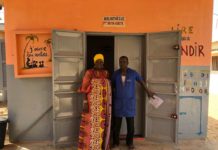 « EDUCATION ACTIVIST » : MME FAMA GUÈYE PRÊCHE PAR L’EXEMPLE, OFFRE DES KITS AUX ÉLÈVES DE CI ET RÉNOVE LA BIBLIOTHÈQUE DE L’ÉCOLE 17A DE GUÉDIAWAYE