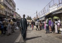 COVID-19 : POURQUOI LA DISTANCIATION SOCIALE A (PRESQUE) ÉCHOUÉ AU SÉNÉGAL