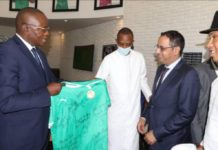 PRÉSIDENCE CAF : MATAR BÂ, ABDOULAYE SOW, SAËR SECK ET EL HADJI DIOUF EN DISCUSSION AVEC AHMED YAHYA