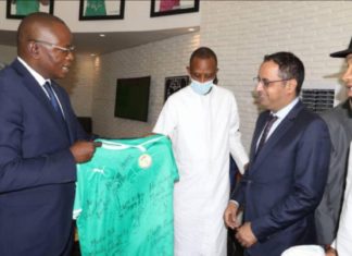 PRÉSIDENCE CAF : MATAR BÂ, ABDOULAYE SOW, SAËR SECK ET EL HADJI DIOUF EN DISCUSSION AVEC AHMED YAHYA