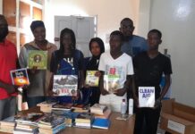 BANLIEUE : MME FAMA GUÈYE VOLE (ENCORE) AU SECOURS DES ÉCOLES ET OFFRE DES LIVRES À UN CLUB D’ANGLAIS