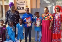 SOUTIEN À L’ÉCOLE : MME FAMA GUÈYE DE MARO SÉNÉGAL REMET DES KITS ET FAIT UN IMPORTANT DON DE LIVRES AUX BIBLIOTHÈQUES DE DEUX LYCÉES