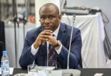 LIBERTÉ 6 : ÉLIMANE LAM ÉQUIPE LE TERRAIN MYTHIQUE DE LA SICAP D’UNE PELOUSE DE LA DERNIÈRE AVERSE