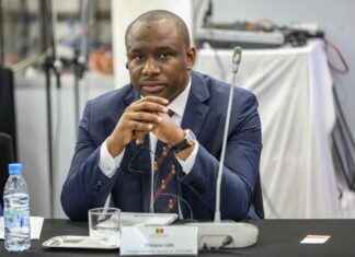 LIBERTÉ 6 : ÉLIMANE LAM ÉQUIPE LE TERRAIN MYTHIQUE DE LA SICAP D’UNE PELOUSE DE LA DERNIÈRE AVERSE