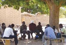 SÉNÉGAL : CE PAYS OÙ LES GENS PARLOTENT 17 HEURES PAR JOUR…