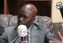 FOUNDIOUGNE : LE MAIRE THIÉMOKHO NDIAYE DISTRIBUE DES CAHIERS À L’EFFIGIE D’OUSMANE SONKO ET MET LA POPULATION DANS UNE COLÈRE NOIRE