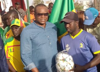 GUÉDIAWAYE : LAT DIOP GÂTÉ LES ÉCOLES ET CENTRES DE FORMATION AVEC 4000 JEUX DE MAILLOTS ET 1000 BALLONS